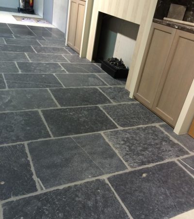 BLUE BLACK LIMESTONE ANTIQUE AGED TUMBLED PAVING FOR INDOOR OUTDOOR